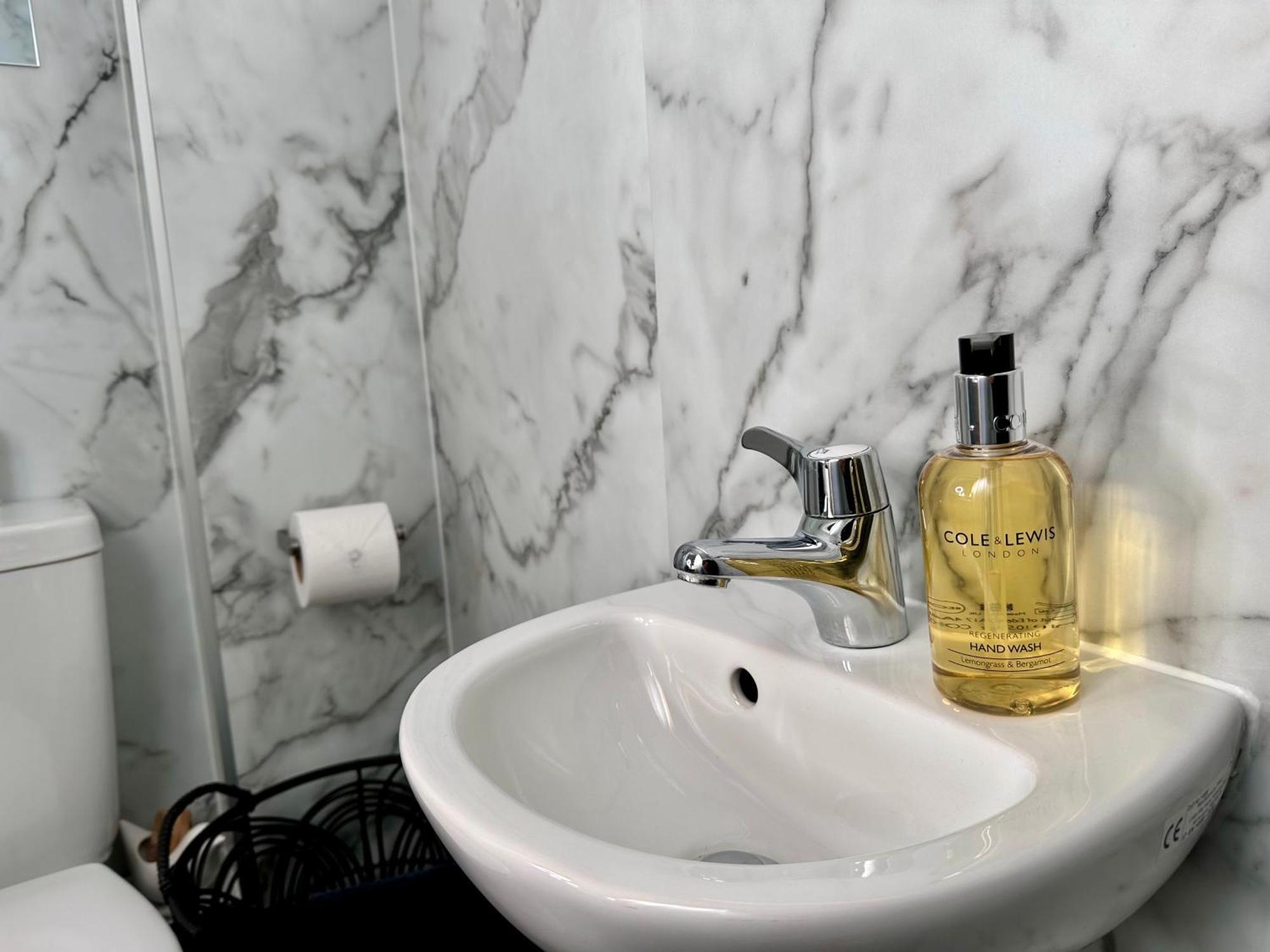 New Studio Apartment - Minutes Walk To Cathedral Salisbury Zewnętrze zdjęcie